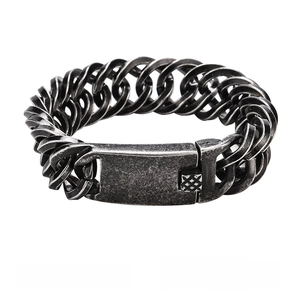 Detail eines schwarzen Edelstahl-Panzerarmbands mit mattiertem Verschluss im Retro-Stil