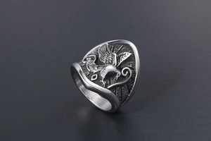 Vue rapprochée de la bague rétro en acier avec relief d'aigle et gravure détaillée
