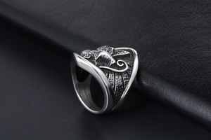 Gros plan sur la bague en argent vintage avec relief de taureau et finition oxydée
