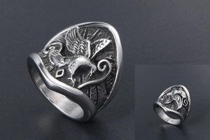 Détail macro du relief d'aigle vintage sur la bague en acier inoxydable avec fini antique