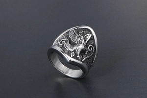 Gros plan du relief d'aigle vintage détaillé sur une bague en acier inoxydable poli