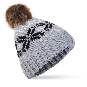 Détail du bonnet en tricot gris avec motif flocon de neige et pompon en fourrure