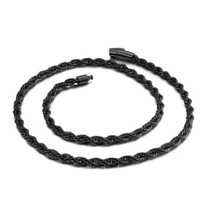Collana a corda nera lucida con chiusura cilindrica su uno sfondo bianco puro