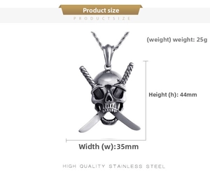 Dettaglio del ciondolo teschio punk con spade, dimensioni 44mm per 35mm