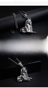 Gros plan détaillé d'un collier avec pendentif Sphinx en acier inoxydable au fini argenté