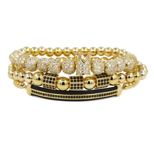 Dettaglio del set di 4 braccialetti corona testa di leone oro con perle nere opache e zirconi
