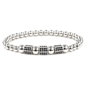 Dettaglio del bracciale con sfere in metallo argento e cilindri in zirconi neri cubici