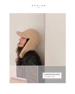 Dettaglio del cappello in lana di agnello beige, mostra la morbida trama del materiale