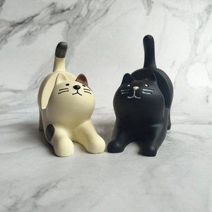 Set of two resin cat phone holders in black and white for creative desktop decoration