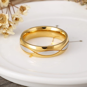 Anelli di coppia in acciaio al titanio lucidato con design bicolore oro e argento
