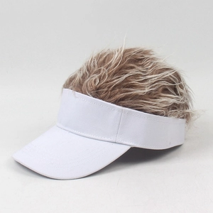 Detail van witte zonneklep met creatieve blonde pruik voor buitenplezier en themafeesten