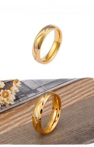 Dettaglio dell'anello in acciaio inossidabile placcato oro 18K con motivi a onde