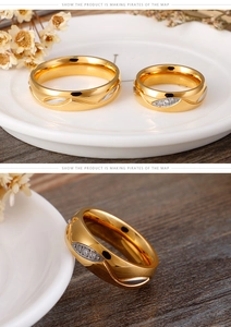 Dettaglio macro di anelli di coppia placcati oro 18K con design intrecciato a onde e diamanti