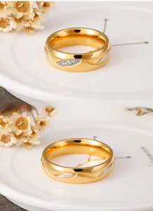 Vista dettagliata dell'anello bicolore in oro 18K con motivo a onde e zirconi incastonati