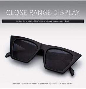 Nahaufnahme der schwarzen geometrischen Cat-Eye-Sonnenbrille mit glänzendem Rahmen