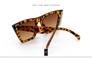 Seitenansicht der quadratischen Oversize-Sonnenbrille mit Schildpattrahmen und Verlaufsgläsern
