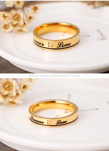 Détail de la bague en acier plaqué or 18K avec gravure Forever Love et zircon