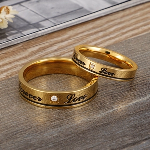Bagues de couple en acier titane plaqué or 18 carats avec gravure Forever Love et zircon