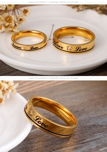 Détail de bagues en acier titane plaqué or 18K avec gravure Forever Love et zircon