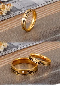 Détail de bagues en acier titane plaqué or 18K avec gravure Forever Love et zircon