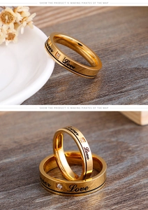 Détail d'une bague en titane plaqué or 18K avec gravure Forever Love et zircon