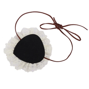 Dettaglio della benda gotica a cuore nera con pizzo bianco a balze e cordino marrone
