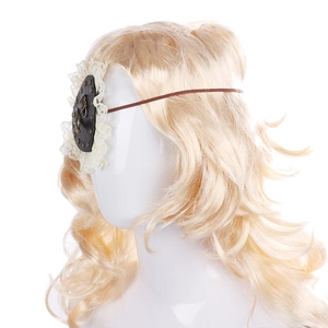Dettaglio maschera steampunk con ingranaggi antichi, pizzo e finitura in cuoio marrone