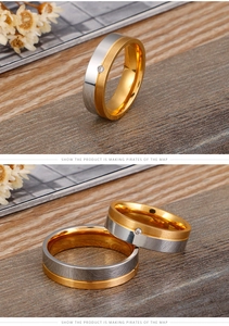 Détail d'une bague bicolore en titane or et argent avec diamant et texture brossée fine