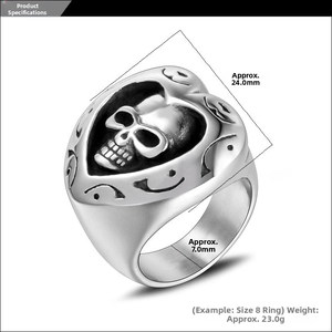 Vue détaillée de la bague tête de mort coeur en acier titane avec mesures précises
