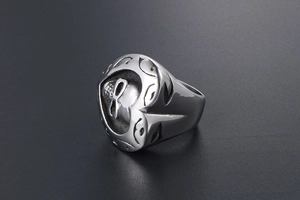 Vue détaillée d'une bague punk vintage avec relief de crâne sur un anneau large