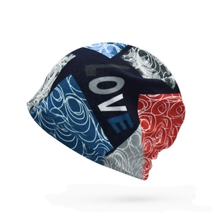 Dettaglio di berretto in maglia con motivi geometrici colorati e stampa LOVE