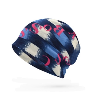 Dettaglio di un berretto invernale in maglia con strisce blu e scritta BOSS rosa