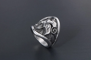 Vue macro du relief d'aigle argenté sur une bague large en acier inoxydable pour homme