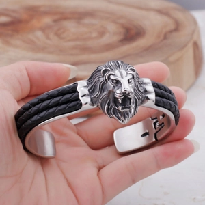 Mutiges Herrenarmband aus Edelstahl mit Löwenkopf und schwarzem Lederband