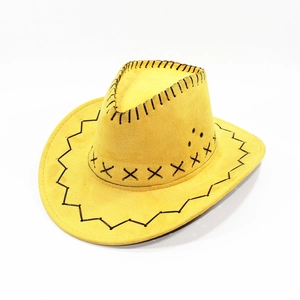 Detalle de sombrero vaquero amarillo con costuras negras en cruz y acabado mate