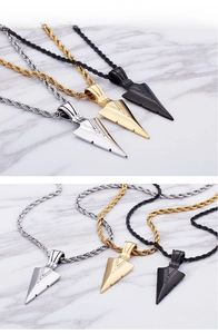 Détails de pendentifs pointes de flèche punk en or, argent et noir sur chaînes torsadées
