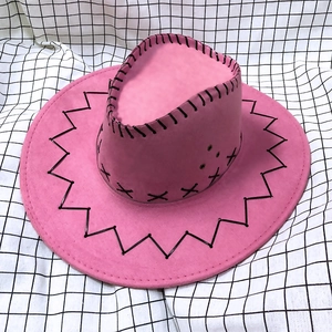 Vista superior de sombrero vaquero rosa con detalles de costura negra hechos a mano