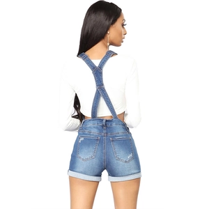 Salopette corta in denim da donna con spalline incrociate e dettagli usurati retro