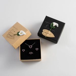 Scatola per gioielli in carta kraft con set di collana e orecchini a forma di Mickey
