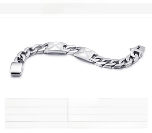 Makroaufnahme von Silber-Edelstahl-Panzerarmband mit strukturierter Mittelplatte
