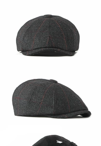 Détails de la casquette gavroche grise à chevrons avec rayures rouges et étiquette
