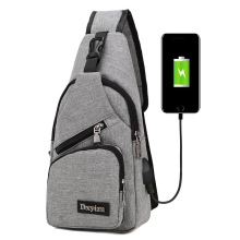 Dettaglio dello zaino in tela grigia con porta di ricarica USB esterna integrata