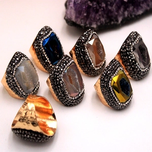 Detalle de varios anillos de geoda de ágata natural con bandas de metal dorado texturizado