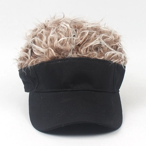 Detailopname van de zwarte baseballpet met lange krullende bruine pruik aan de bovenkant