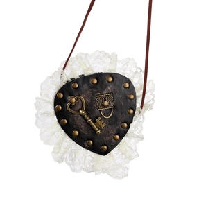 Dettaglio della benda gotica in pelle a cuore con chiave vintage e bordo in pizzo