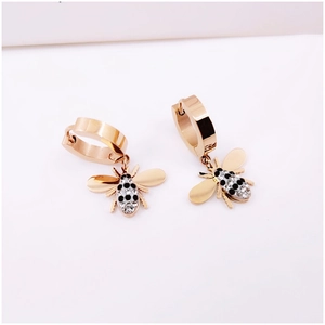 Boucles d'oreilles abeille en or rose avec pavé de cristaux noirs et blancs