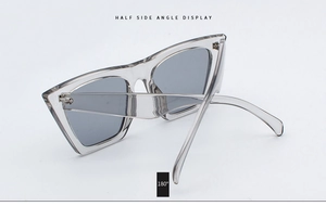 Seitenansicht der quadratischen Oversized-Sonnenbrille mit lichtgrauem Rahmen und Scharnier