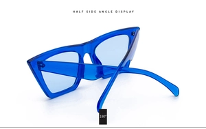 Detailansicht der königsblauen durchsichtigen Cat-Eye-Sonnenbrille mit 180 Grad Scharnier