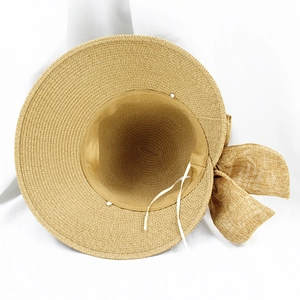 Vue intérieure du chapeau de paille avec cordon ajustable et détail de nœud tissé