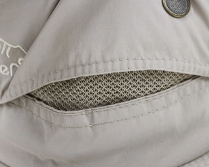 Vue détaillée du chapeau de pêche kaki avec maille respirante et évents en métal